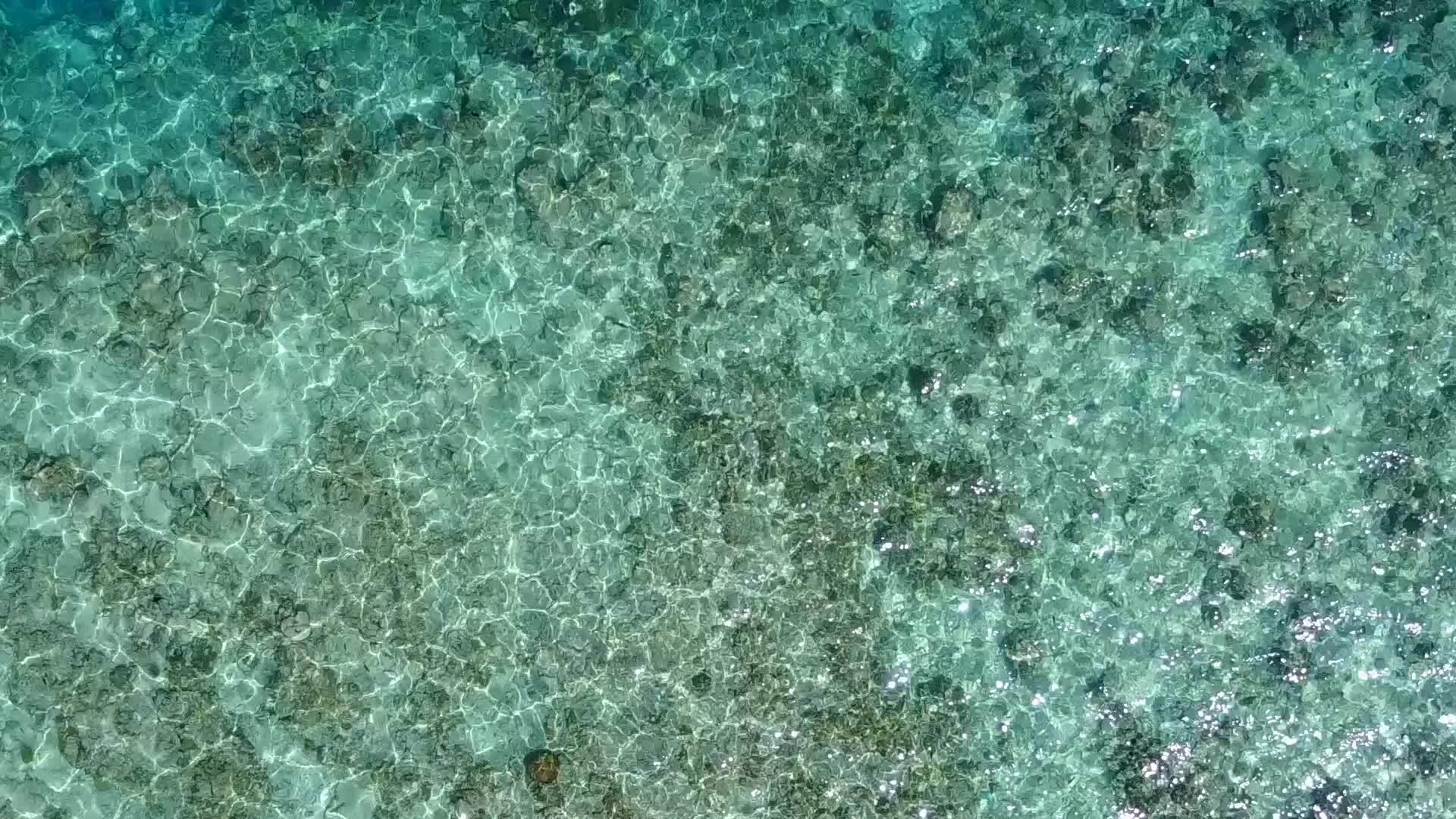 阳光明媚的海湾海滩从浅滩环礁湖航行沙巴附近有干净的视频的预览图