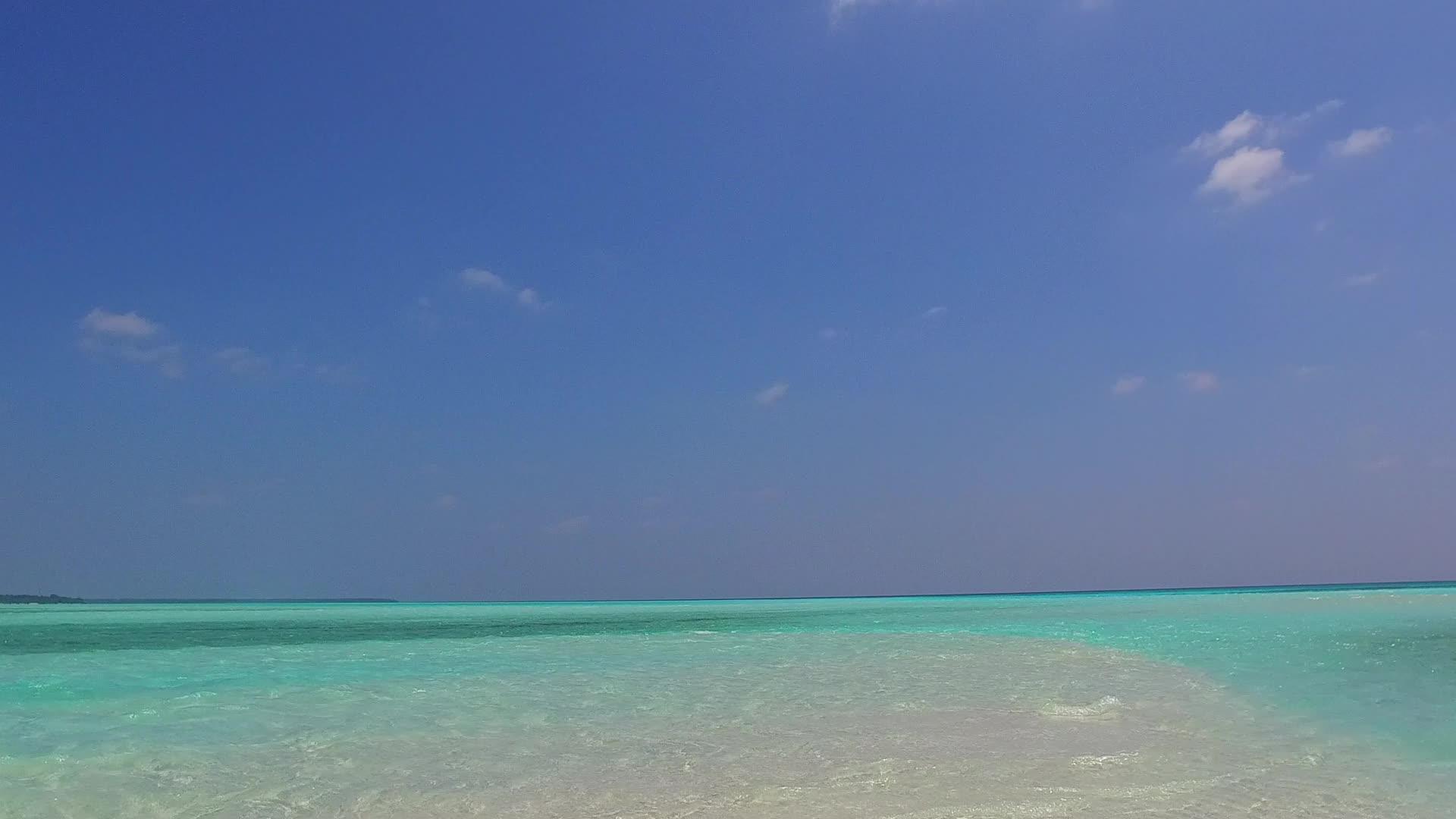 夏季自然放松环礁湖海滩探险活动由蓝绿色海在度假胜地进行视频的预览图