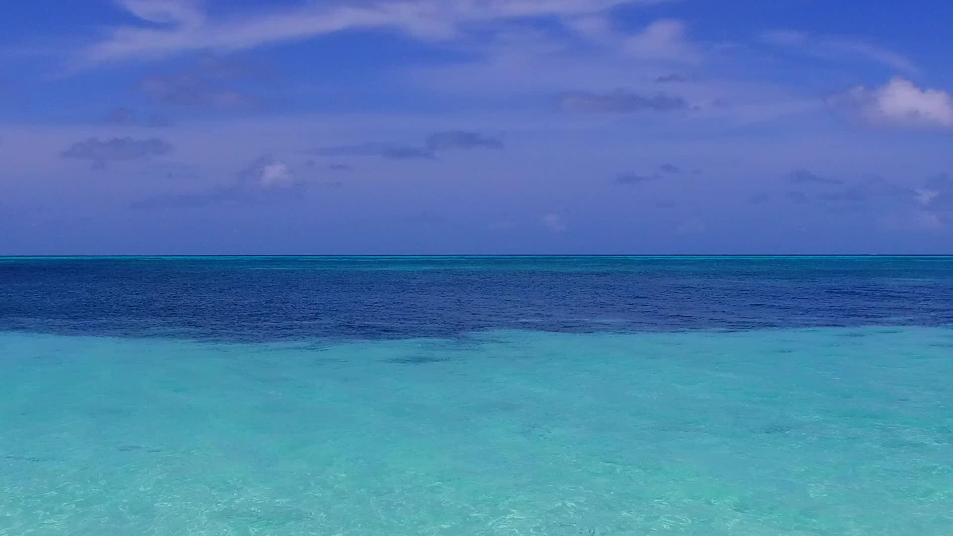 蓝色的大海和接近冲浪的白色海滩有着美丽的背景视频的预览图
