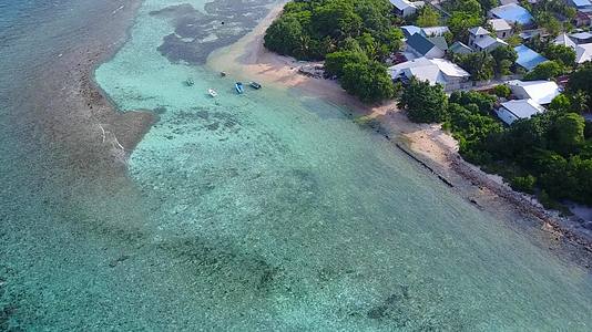 热带环礁湖海滩假日夏季风景蓝海和海滩附近的白沙背景视频的预览图