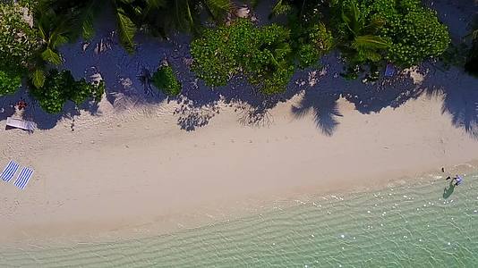 靠近沙洲的蓝海和白沙背景特写热带海湾海滩生活方式景观视频的预览图