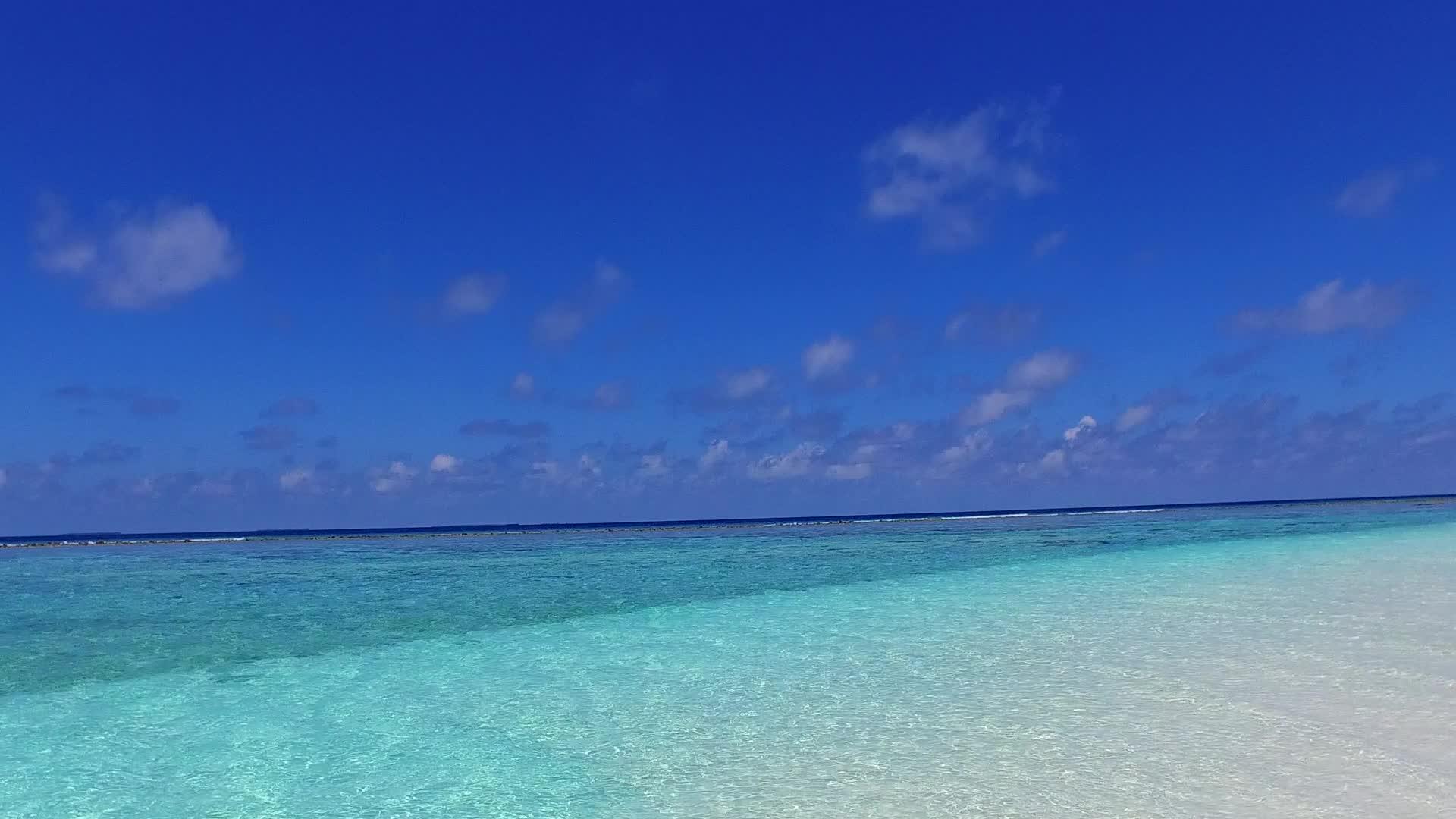 海滩之旅由绿色的环礁湖和阳光下明亮的海滩背景组成视频的预览图