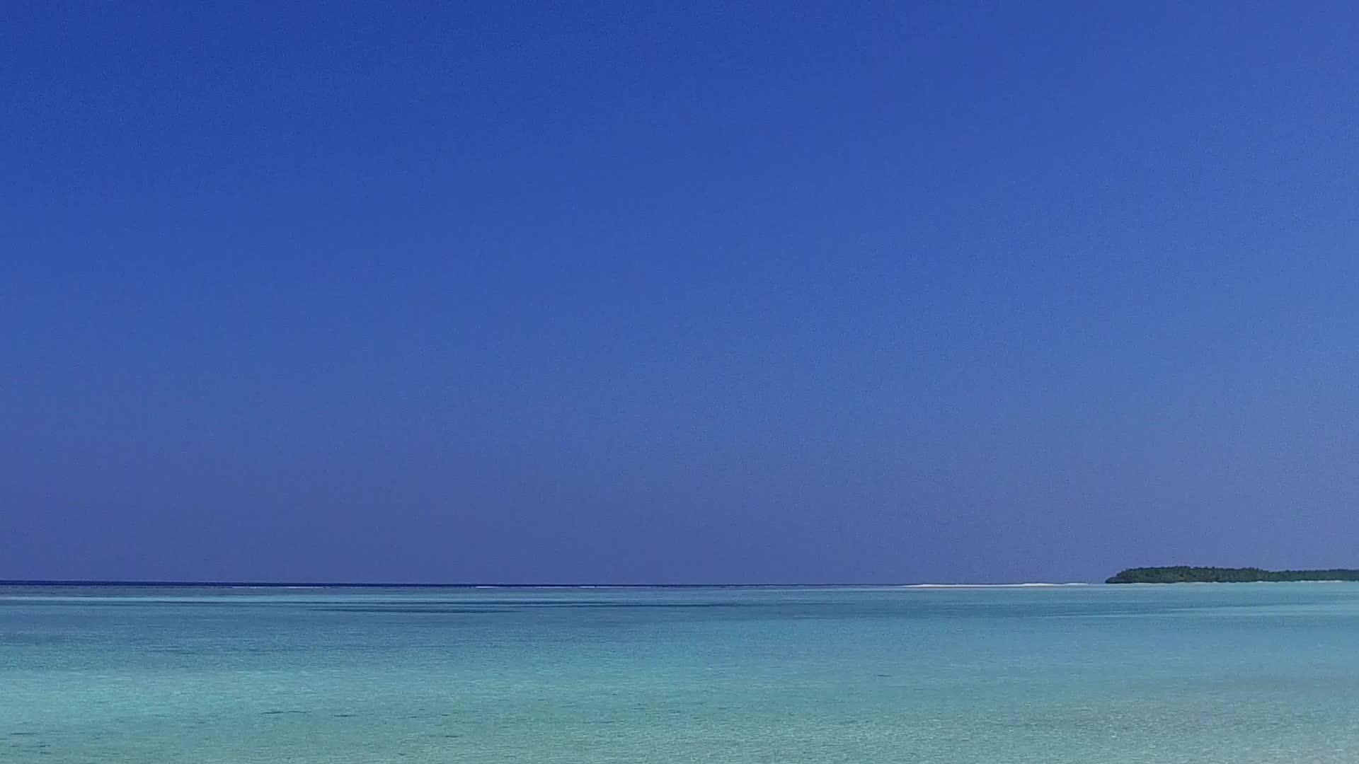复制太阳下白沙背景蓝海天堂旅游海滩之旅的空间视频的预览图