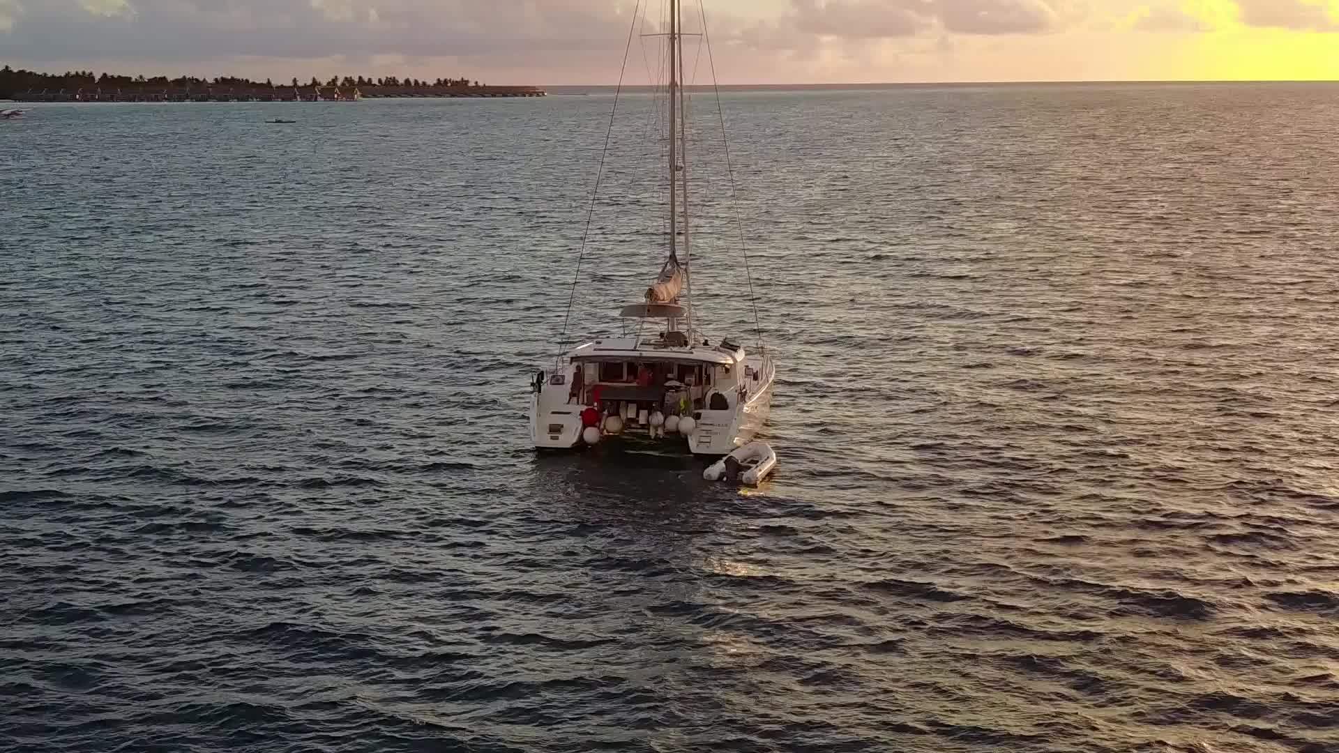 度假村附近的白沙背景水蓝色海水近景海洋海岸线海滩旅游视频的预览图