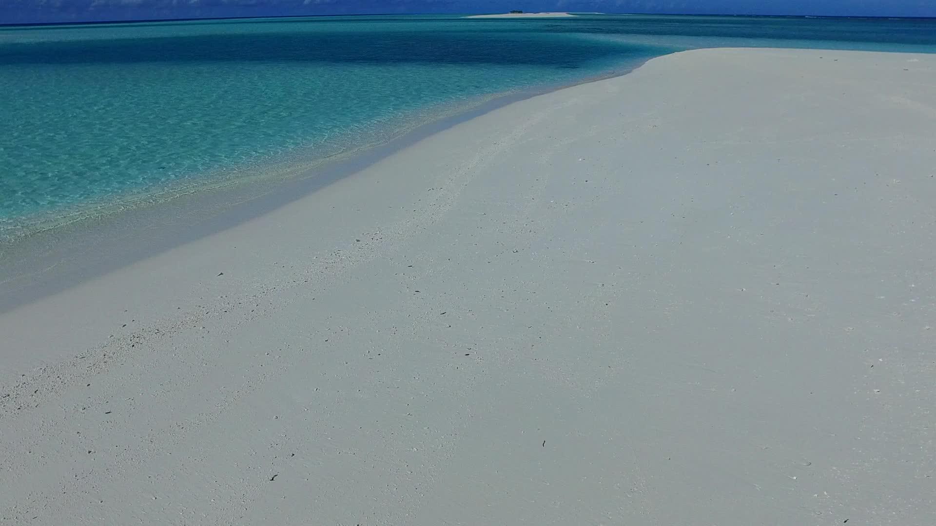 蓝绿色的海洋和接近冲浪的白色海滩背景视频的预览图