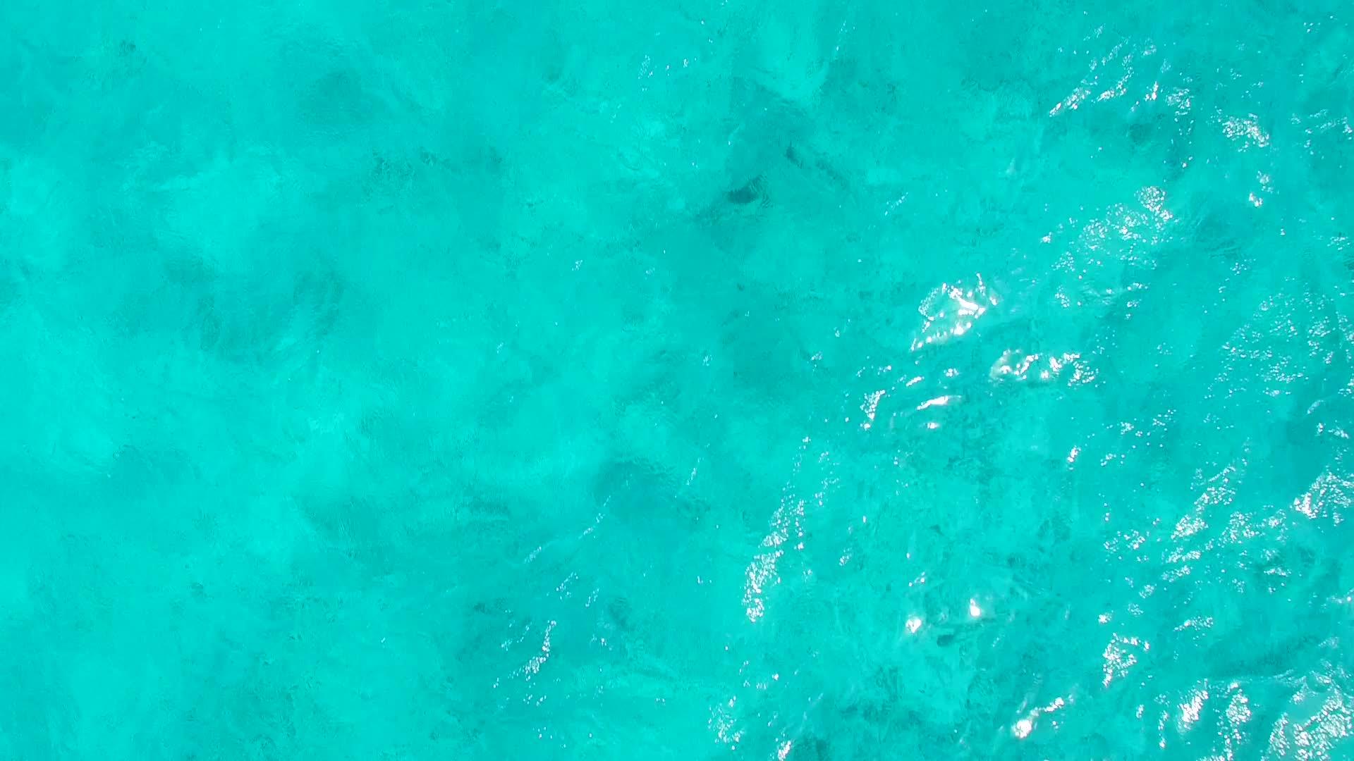 海洋泻湖海滩生活方式阳光海景在礁石附近有白色沙滩视频的预览图