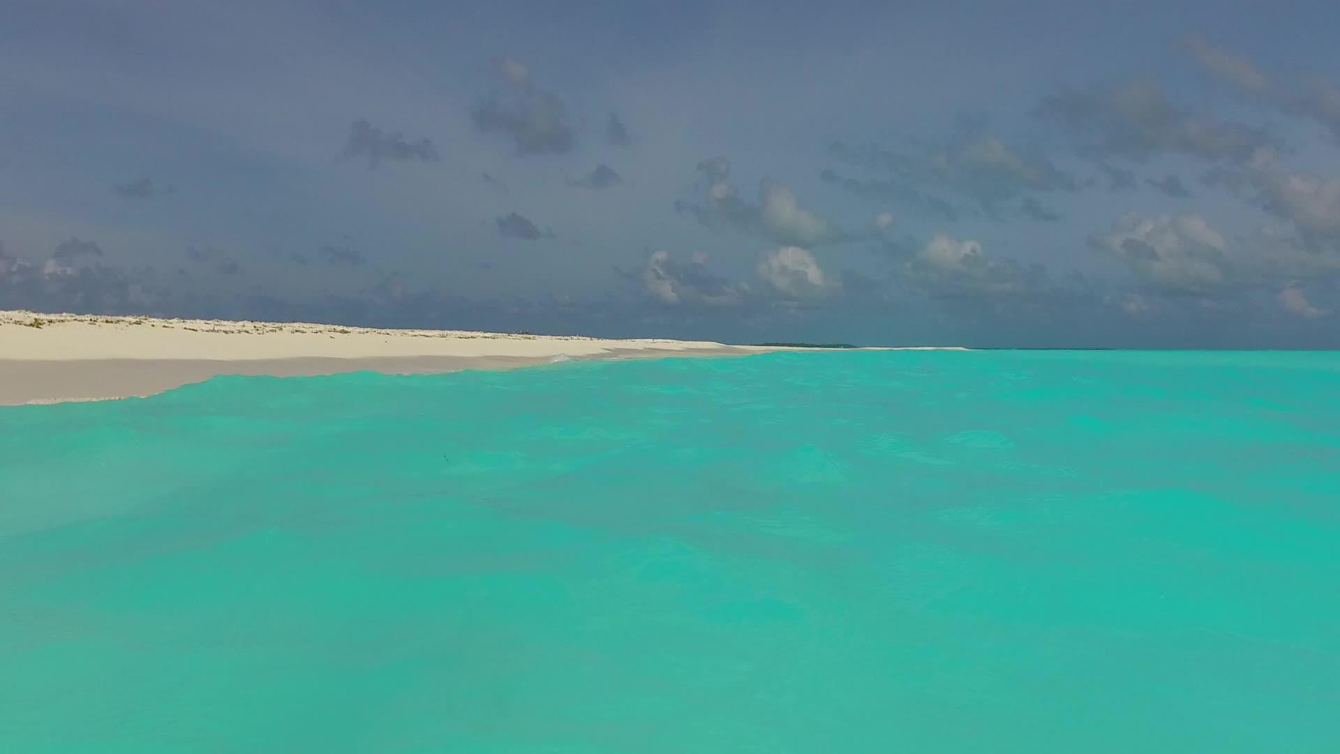 在蓝海和日落前的白色沙滩为背景放松岛屿海滩度假的广角性质视频的预览图