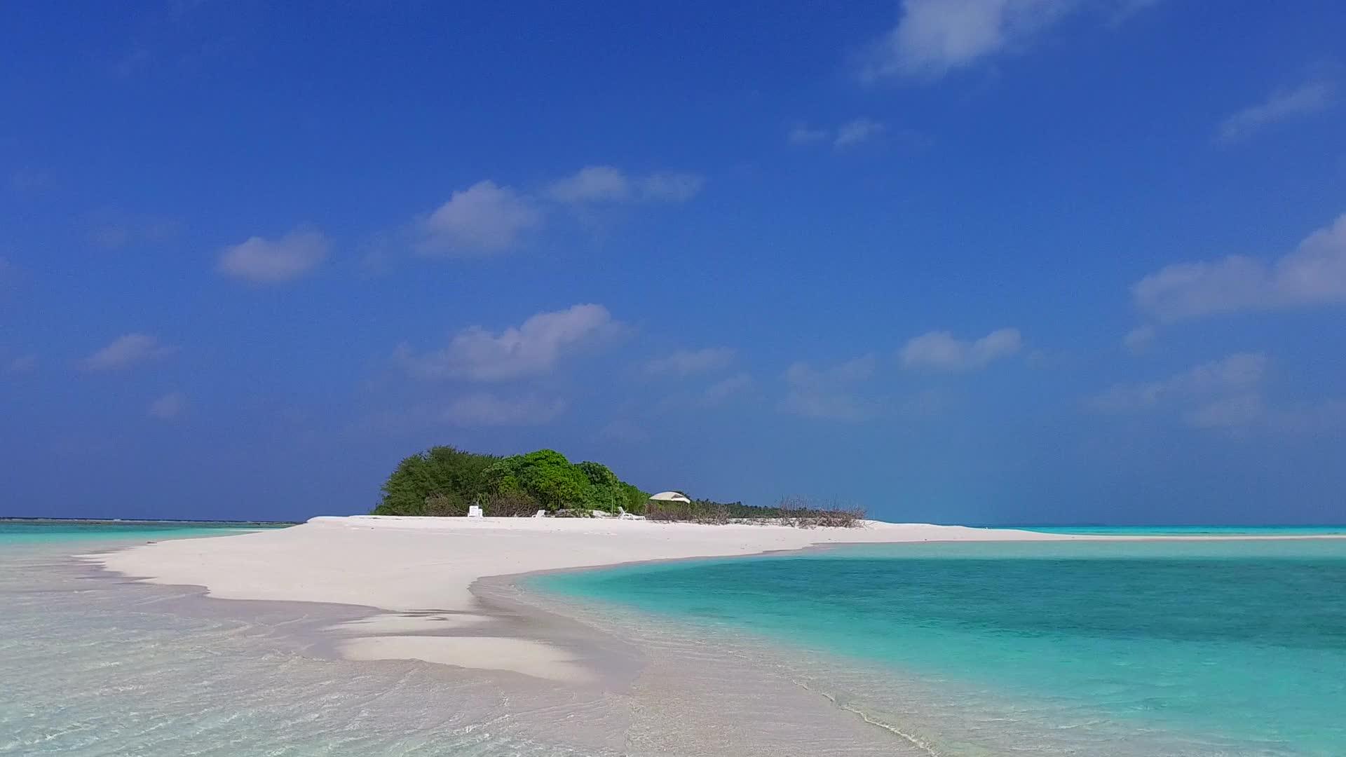 以透明环礁湖和海滩附近的白沙本为背景打破了豪华岛屿海滩视频的预览图