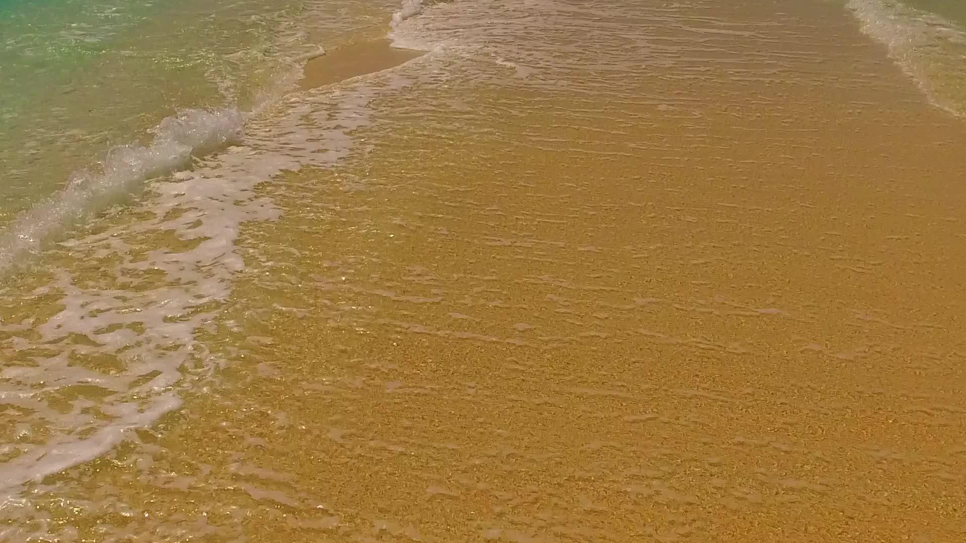 日出后异国海岸海滩海滩的海礁湖由透明的白色沙滩背景组成视频的预览图