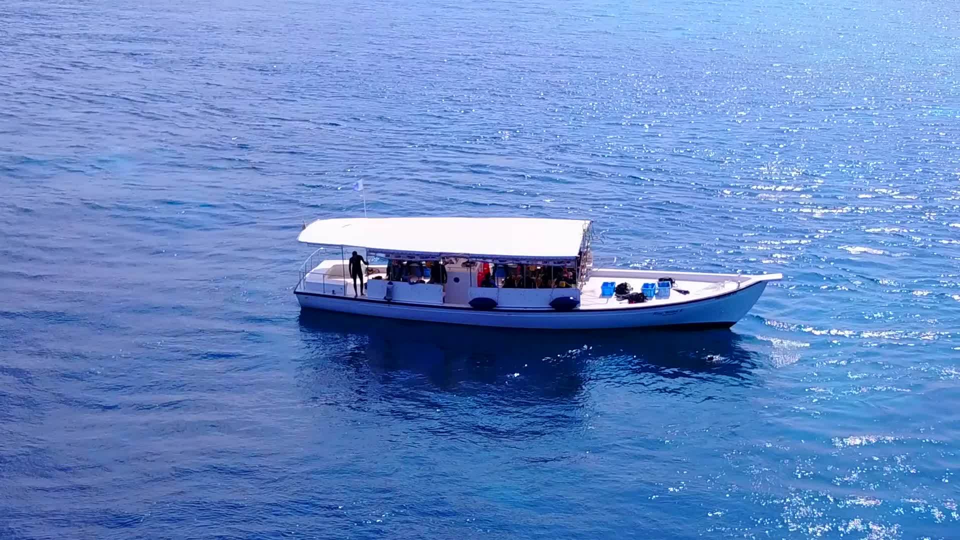 日落前蓝色的水和白色的沙滩背景视频的预览图