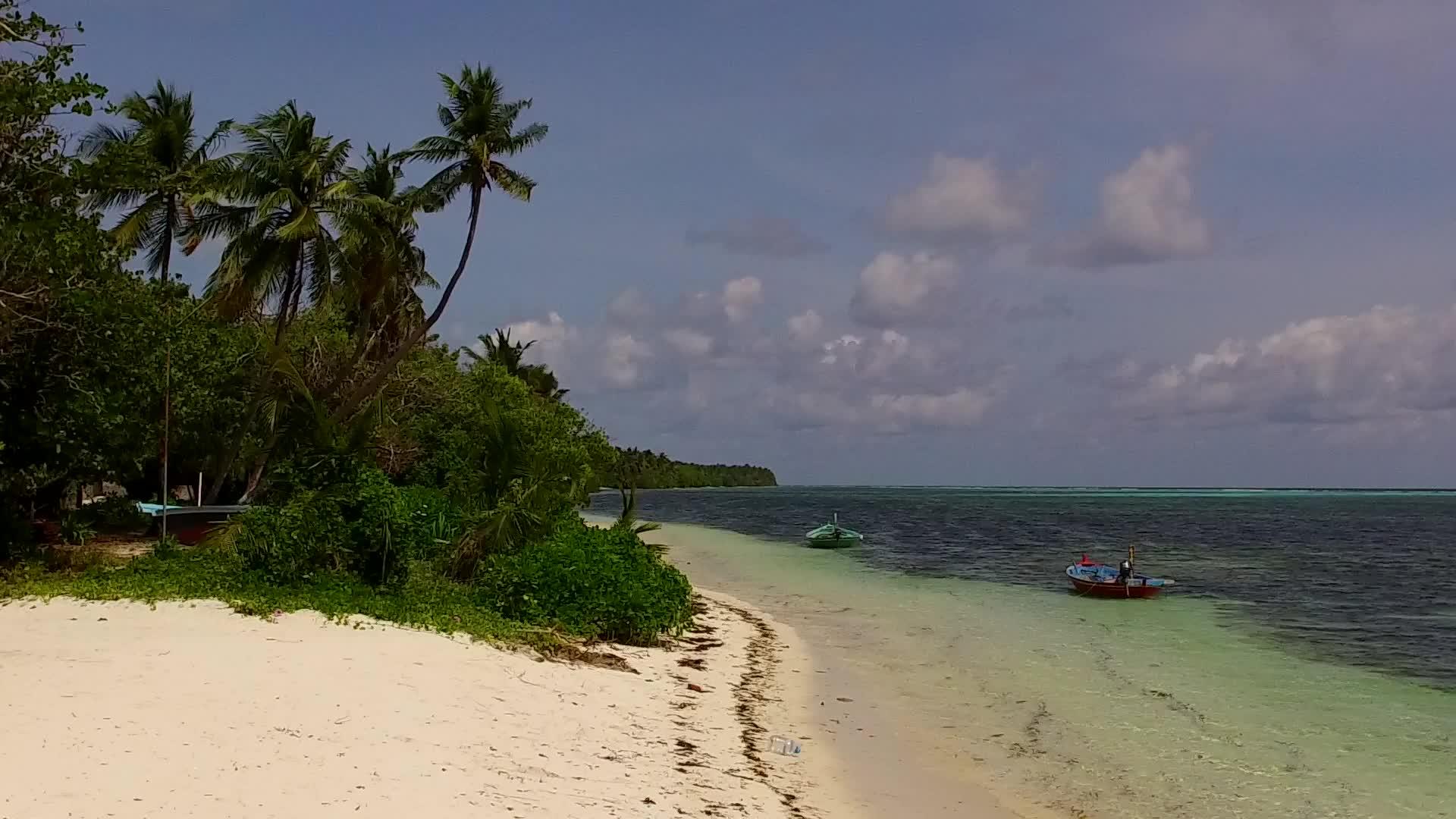 珊瑚礁附近的绿水和白沙背景的海滩之旅视频的预览图