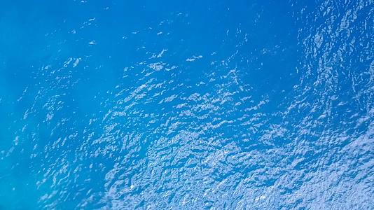 美丽的环礁湖海滩的自然阳光和天化由蓝海游过珊瑚礁视频的预览图