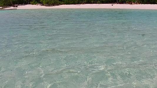 热带海岸海滩度假的浪漫结构蓝海和浅沙背景的波浪视频的预览图