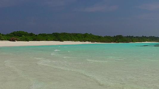 蓝色泻湖和珊瑚礁附近的白色海滩背景视频的预览图