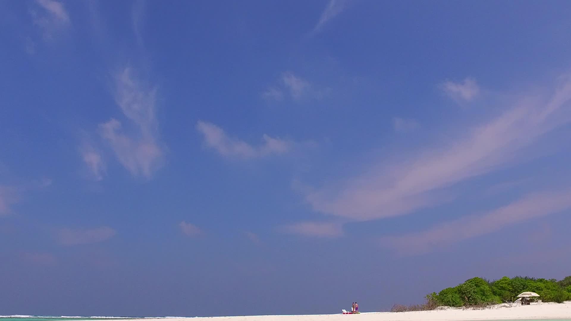海滩上有白色沙子背景的蓝色环礁湖视频的预览图