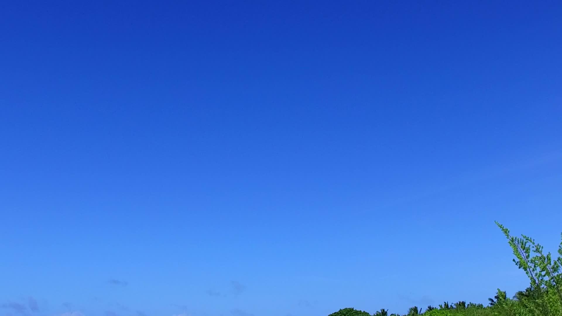 海洋海岸的背景是蓝绿环礁湖和珊瑚礁附近的白沙本视频的预览图
