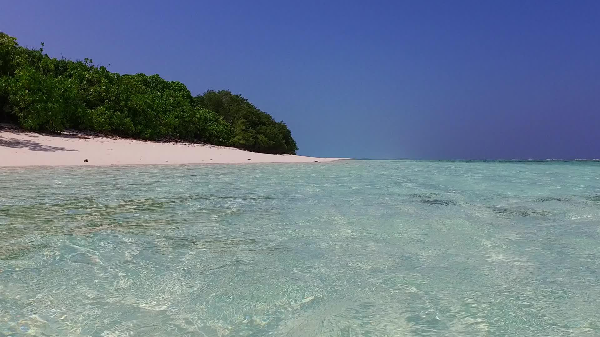 热带湾海滩度假的浪漫抽象视频的预览图