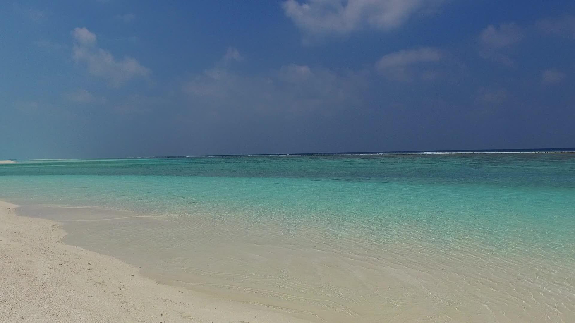 蓝海和沙洲附近白沙背景的安静度假海滩时间广角海景视频的预览图