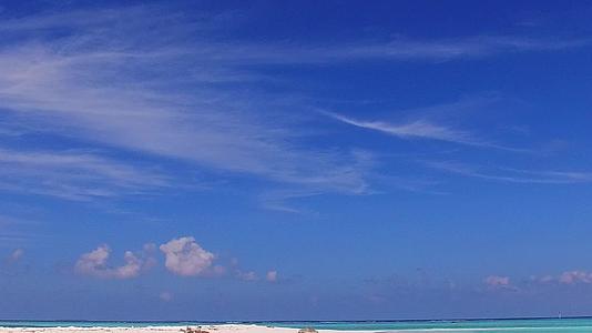 阳光明媚阳光明媚、宁静的海滨全景是白色沙子的深蓝色背景视频的预览图