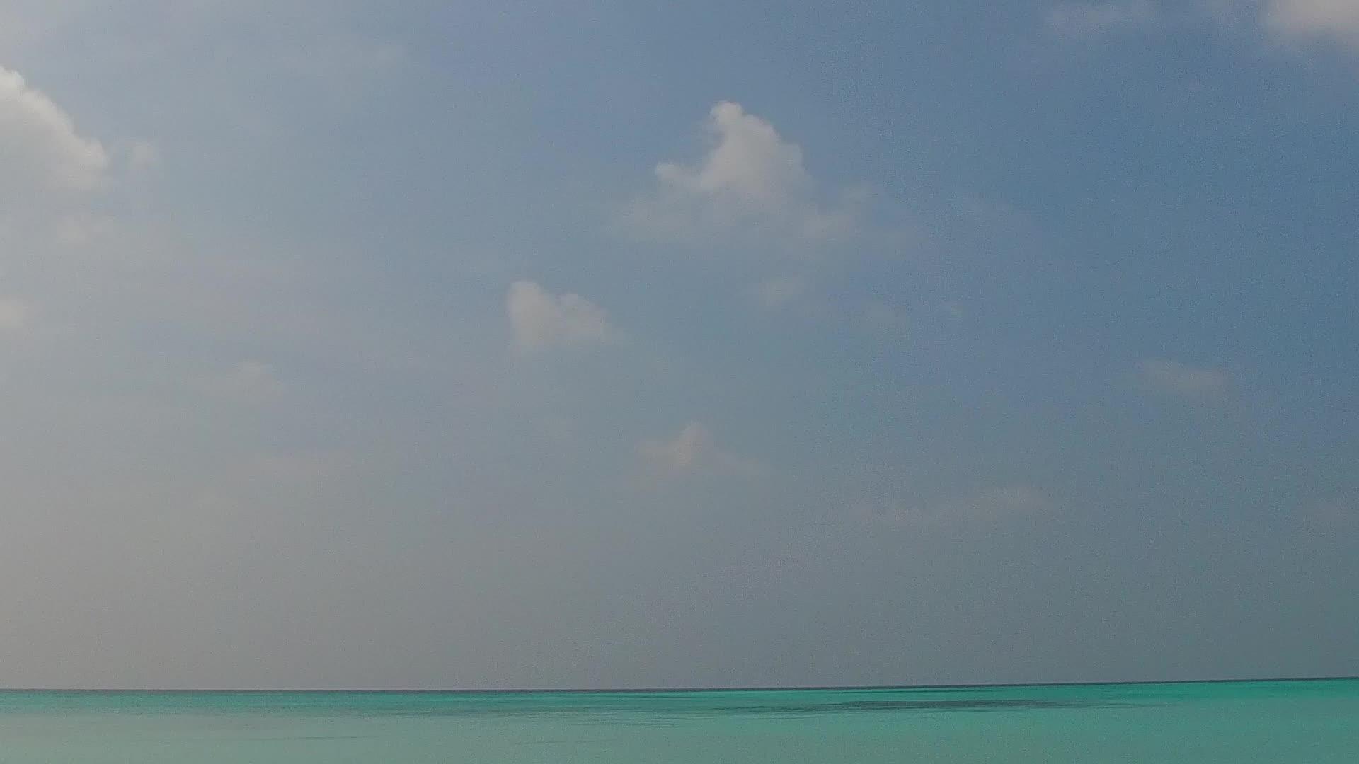 沙洲附近有白沙背景的水蓝有白沙的背景可以放松海滩航行视频的预览图