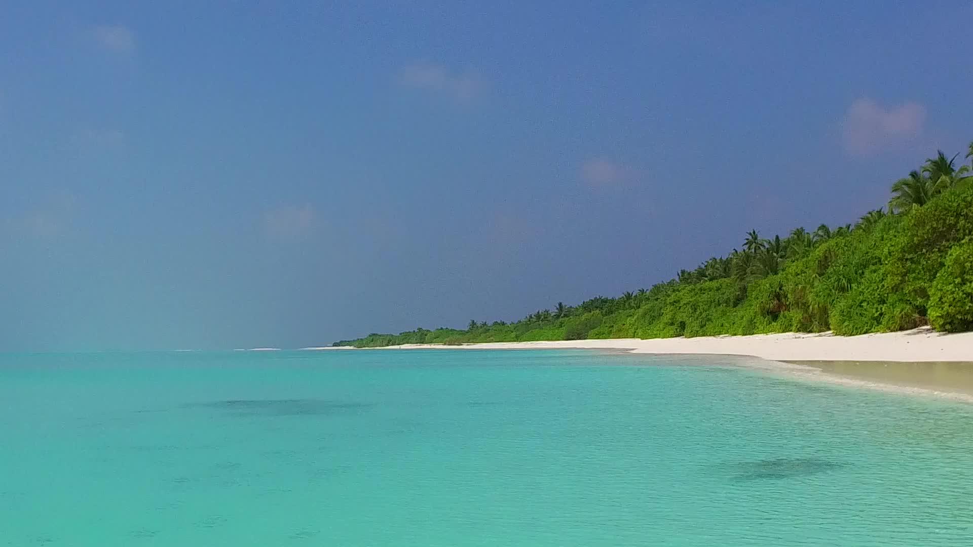 在蓝环礁和沙滩附近的白色沙沙背景下放松浪漫的旅行视频的预览图