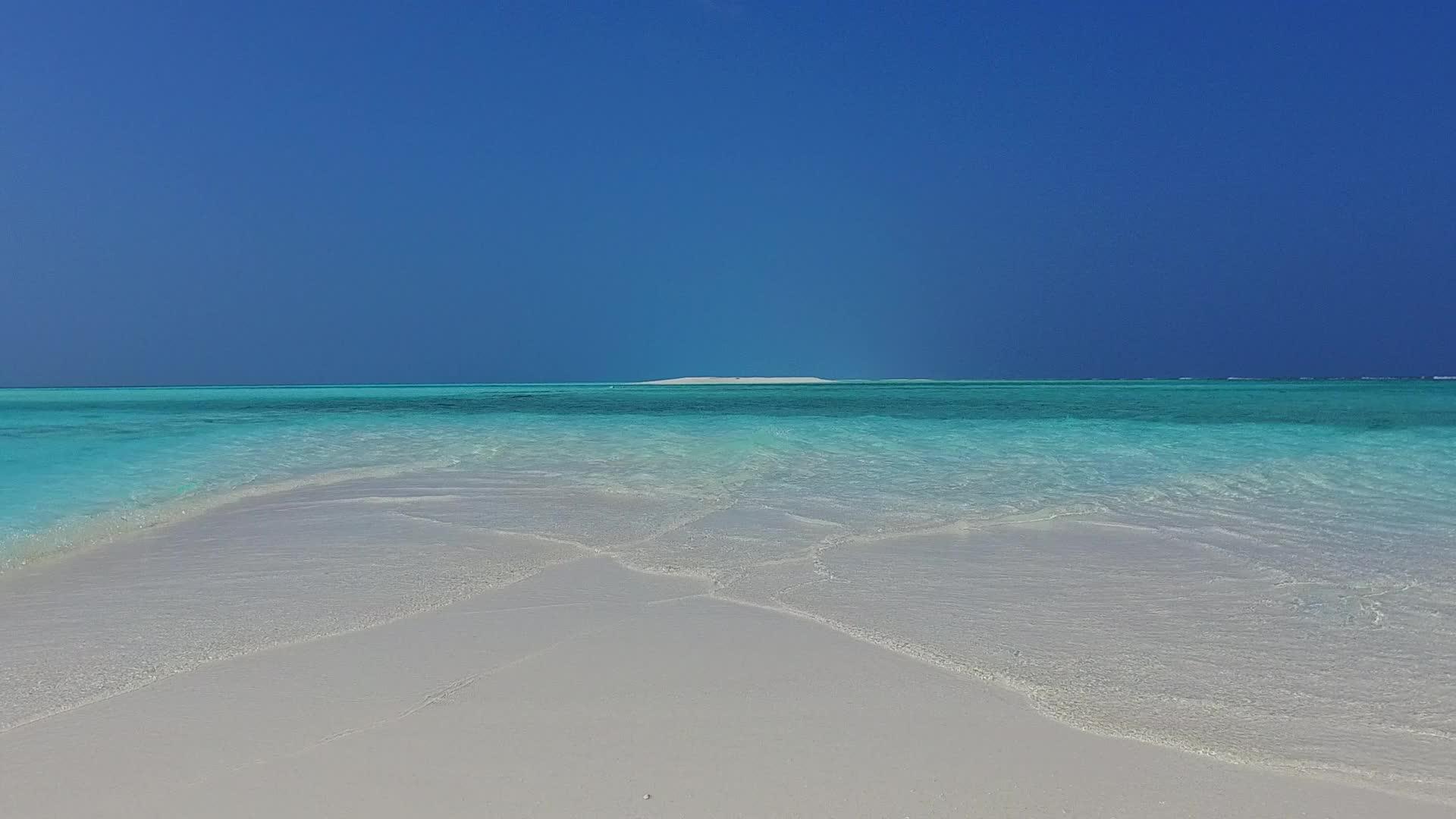 黄昏过后白沙面背景的蓝色水礁环礁湖靠近豪华海滩度假视频的预览图