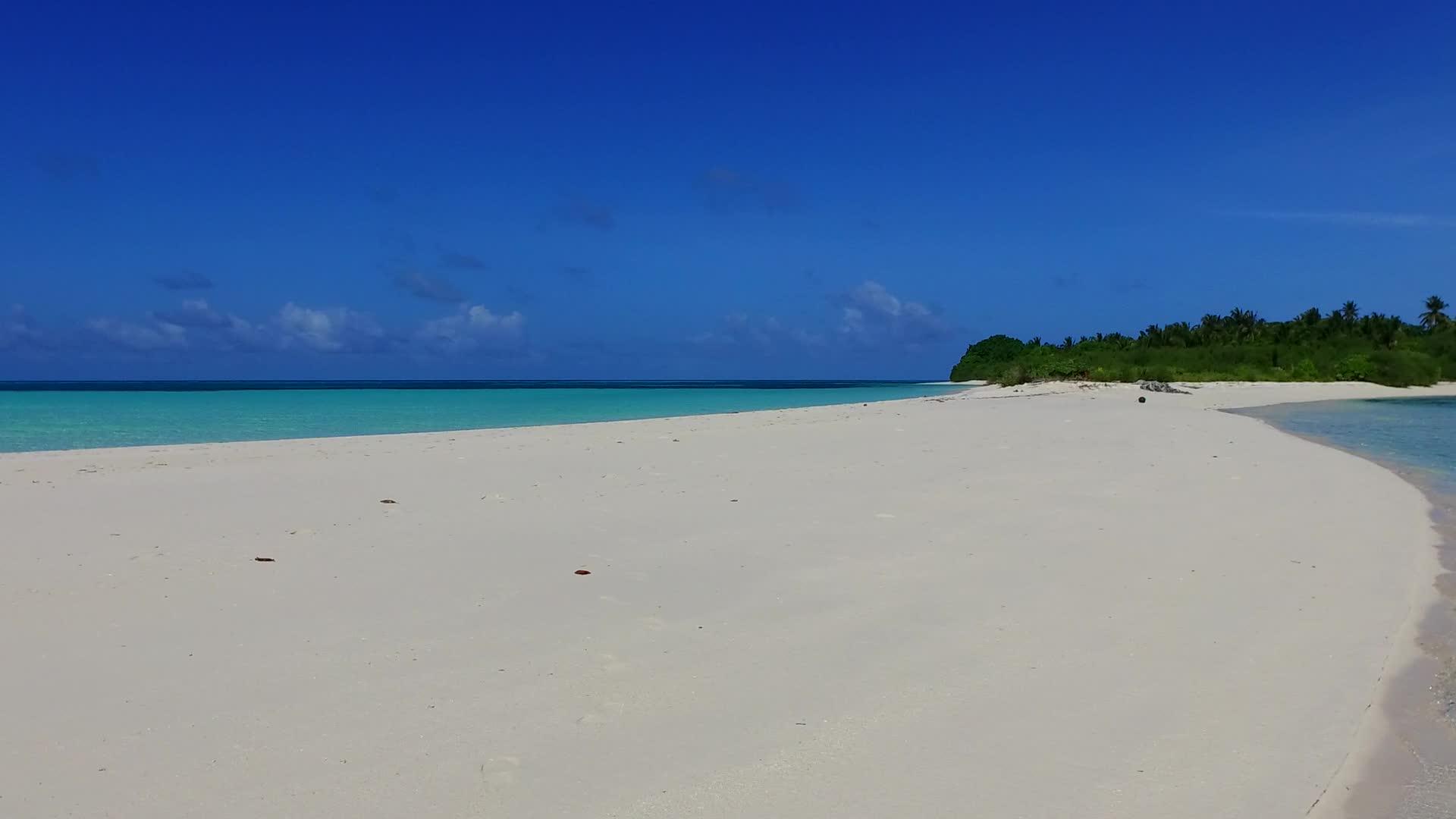 蓝色绿色环礁湖和海滩附近的白色沙滩背景视频的预览图