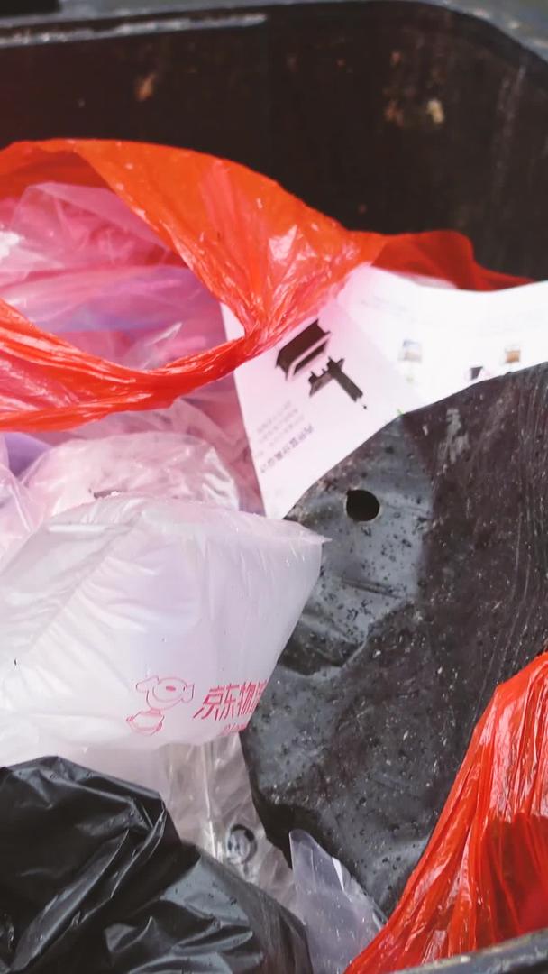 城市垃圾桶里堆满了塑料袋环保材料视频的预览图