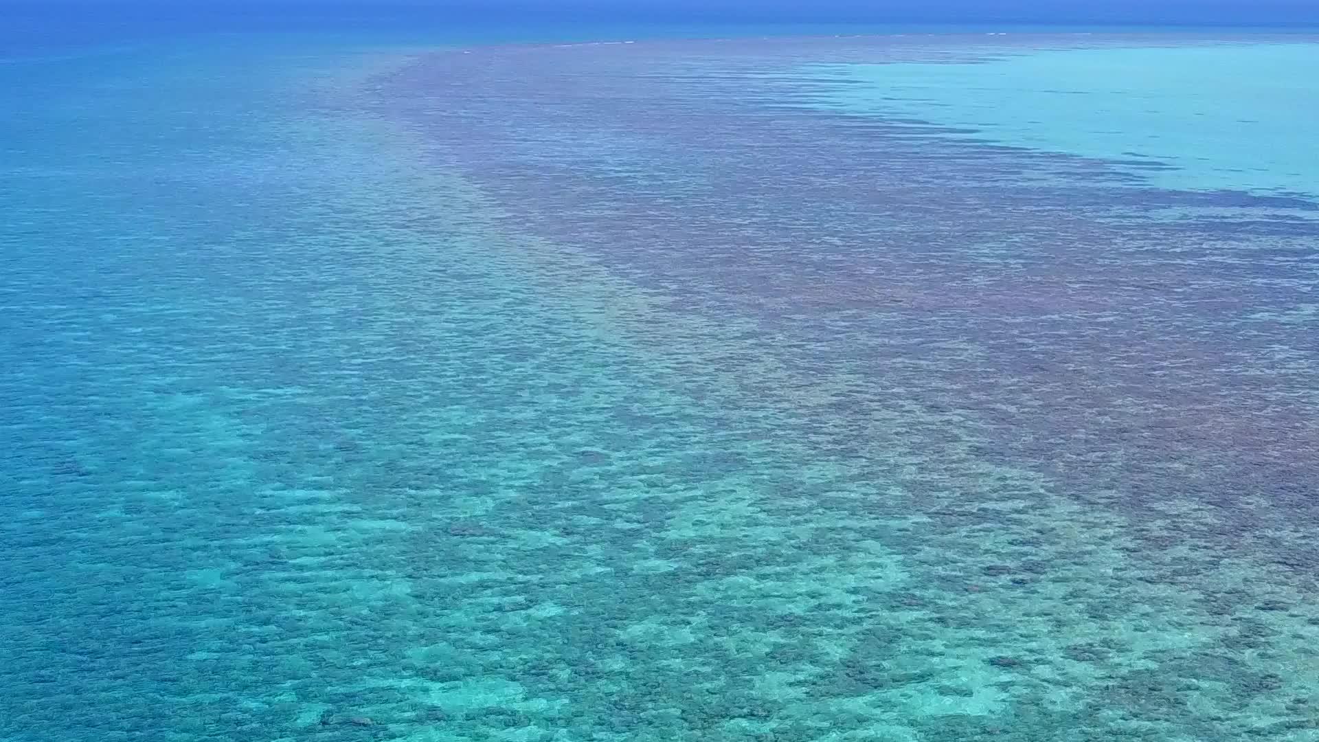 美丽岛屿海滩度假的空抽象片段日出后的蓝绿色海洋和清洁视频的预览图