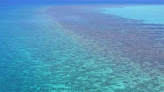 美丽岛屿海滩度假的空抽象片段日出后的蓝绿色海洋和清洁视频的预览图
