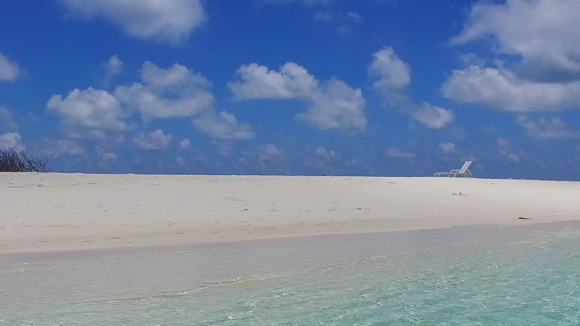 阳光明媚的宁静度假胜地海滩生活方式视频的预览图