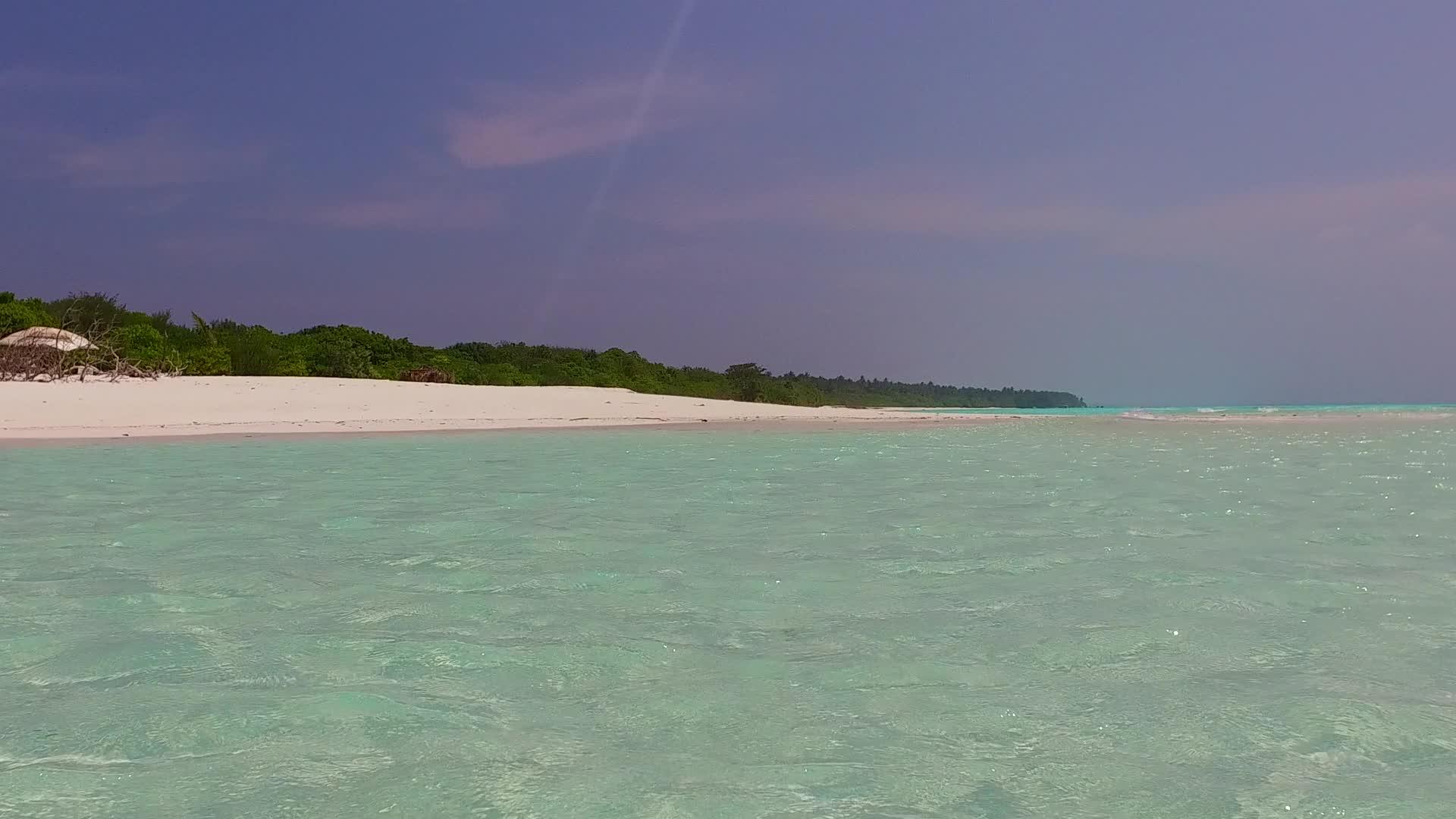 绿松石泻湖美丽的海滩之旅阳光明媚礁石附近有干净的海滩视频的预览图