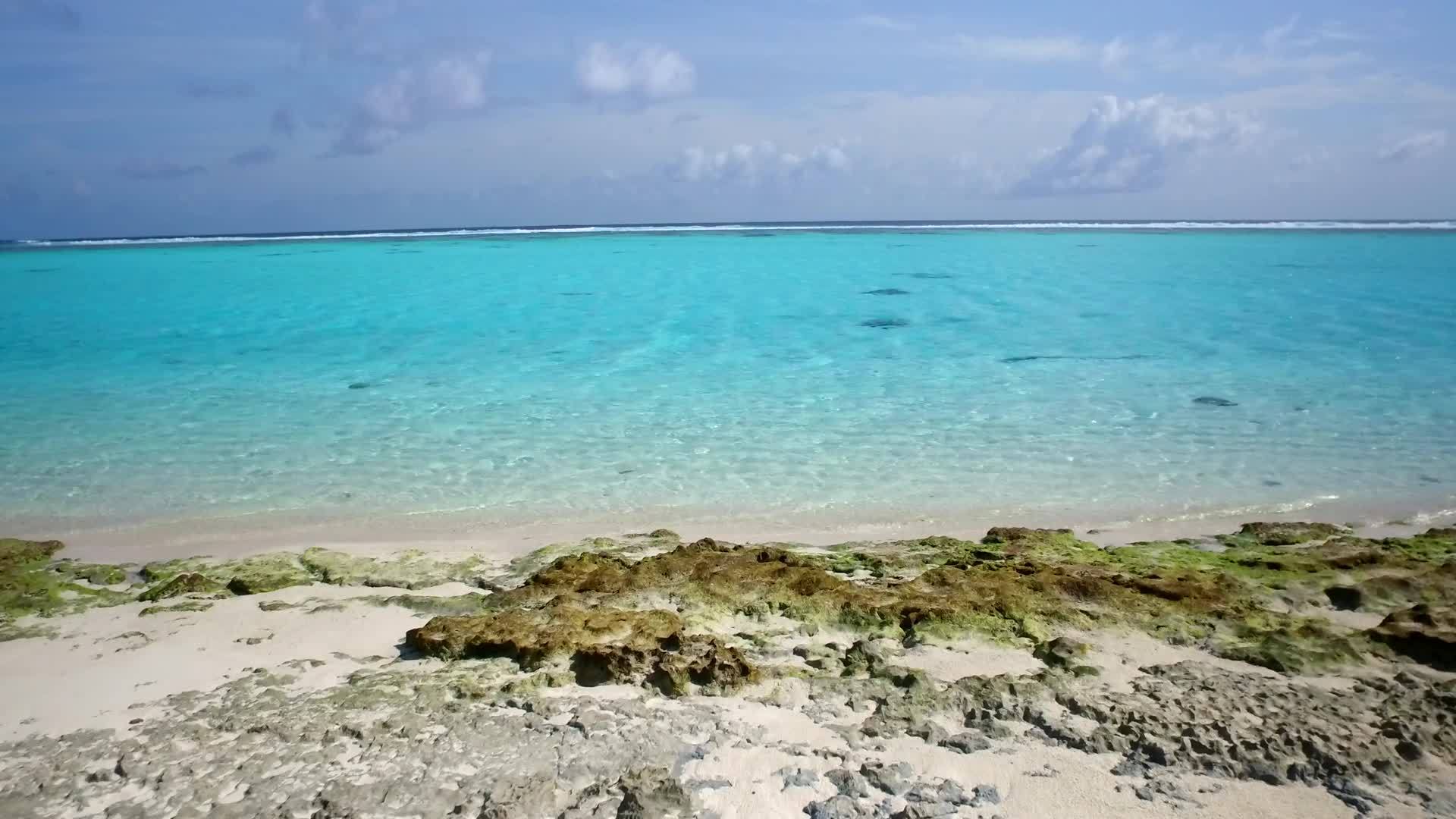 在清澈的海洋和白色度假胜地的白色沙底背景下拍摄的地视频的预览图
