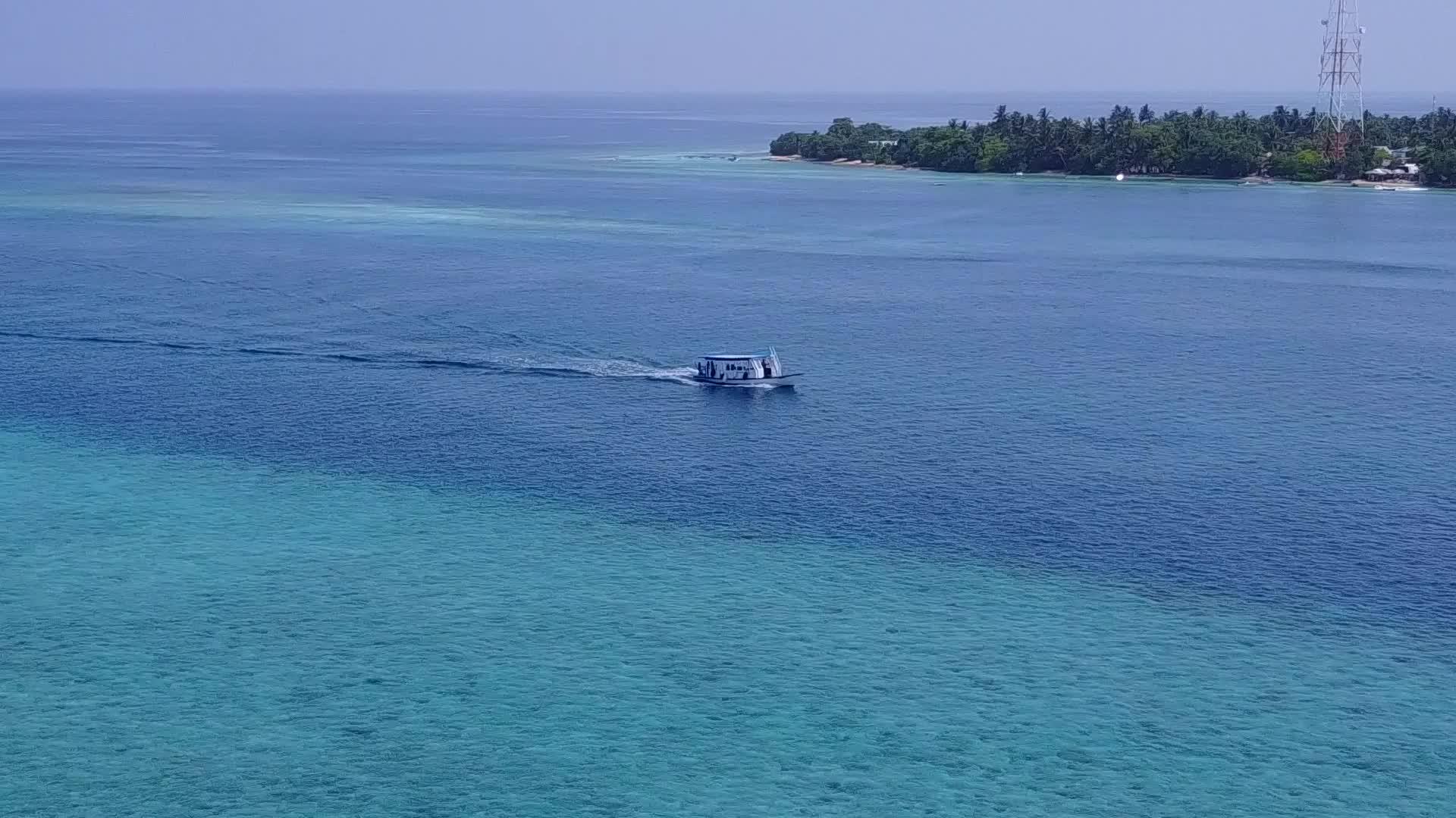 日落前有白色海滩背景的海蓝水穿越异国环礁湖海滩度假视频的预览图