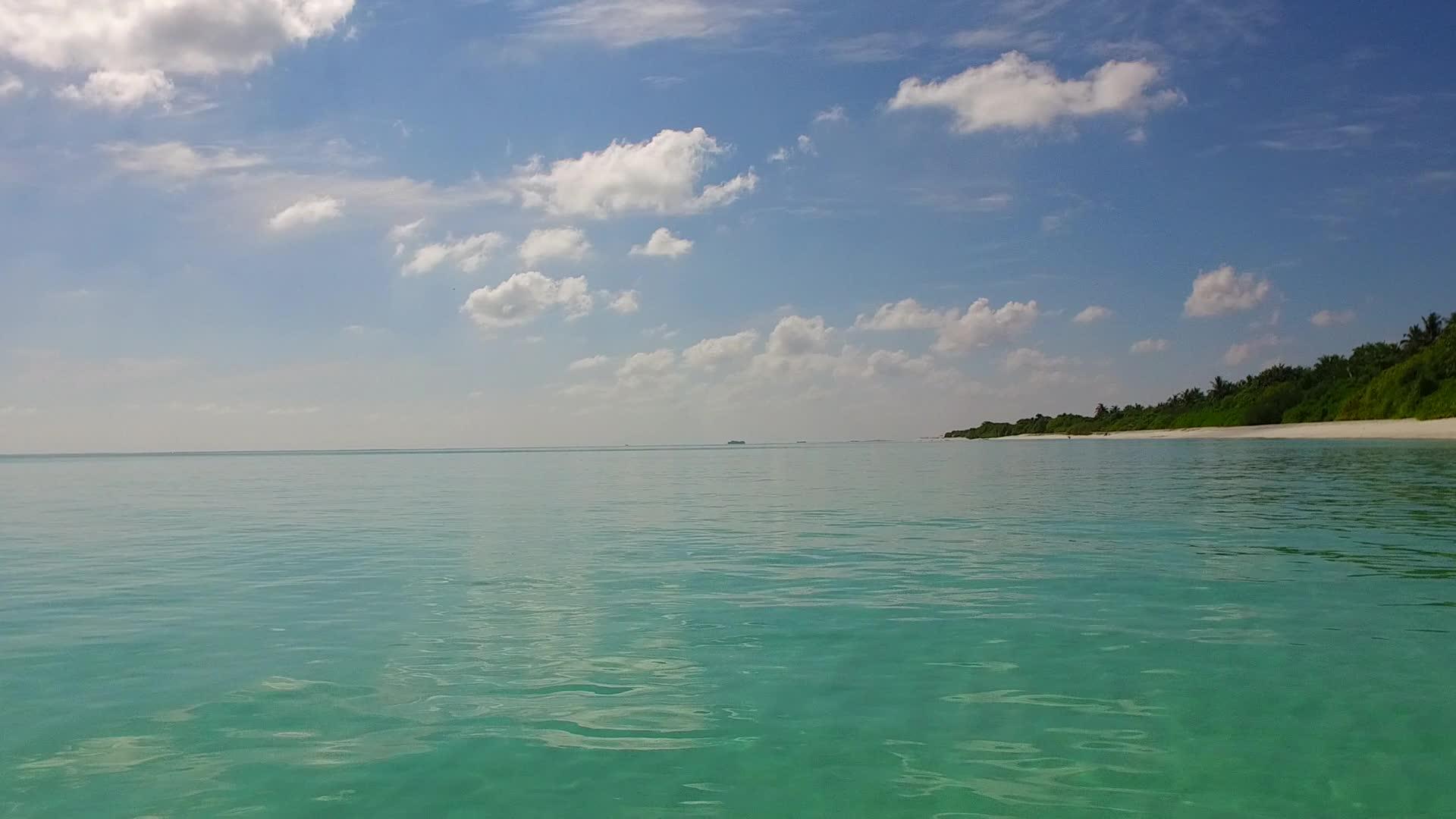 靠近环礁湖美丽的海滩时光由蓝色的水和波浪组成视频的预览图