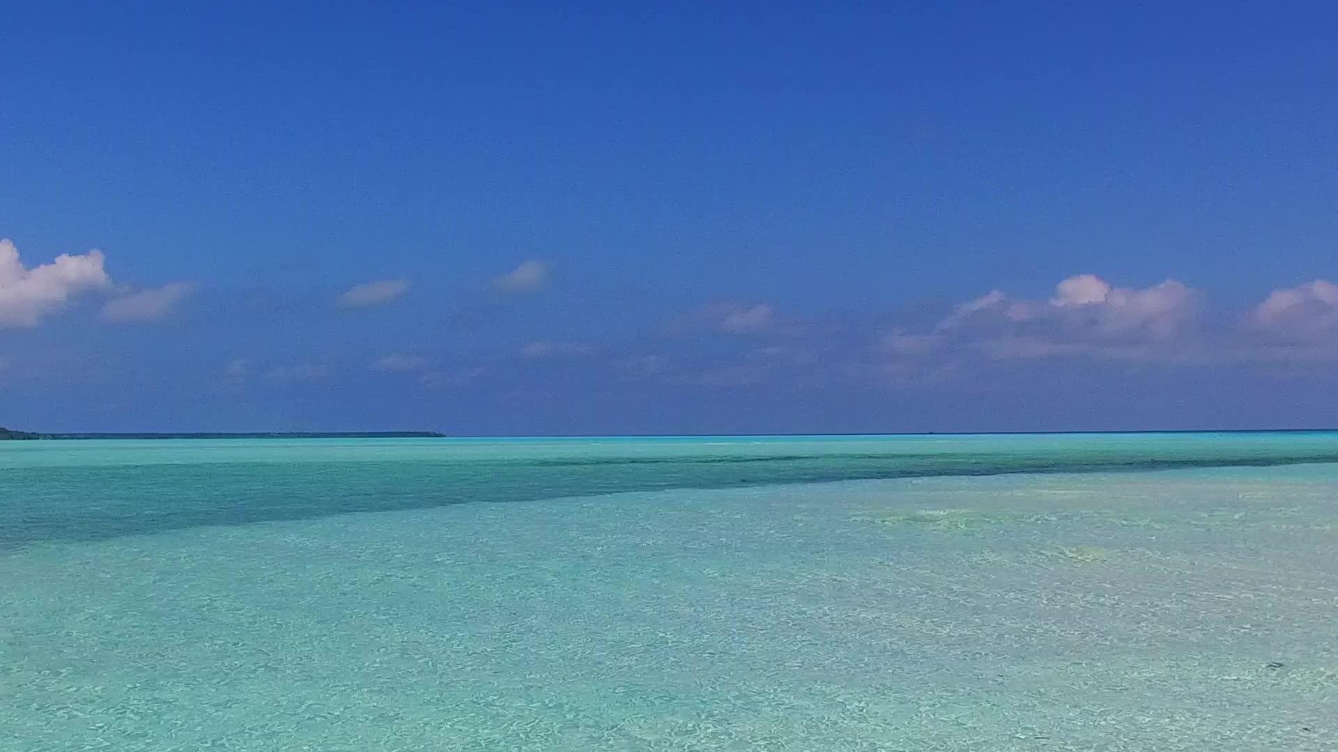 打破旅游海滩通过蓝绿色海洋和海滩附近的白沙背景视频的预览图