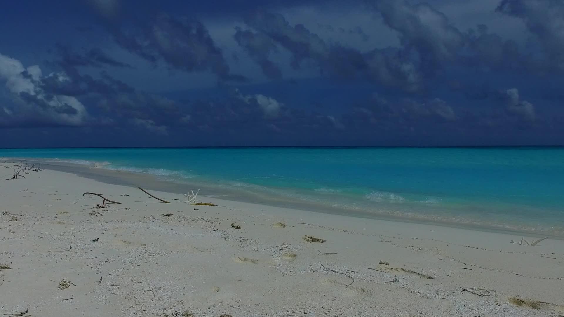 清凉的海滨海滩探索空白纹理蓝水和白沙背景接近波浪视频的预览图