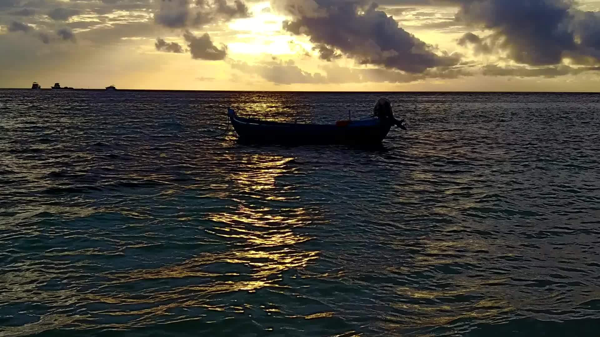 清晨过后蓝环礁湖打破了沙土的背景日出后的背景明亮视频的预览图