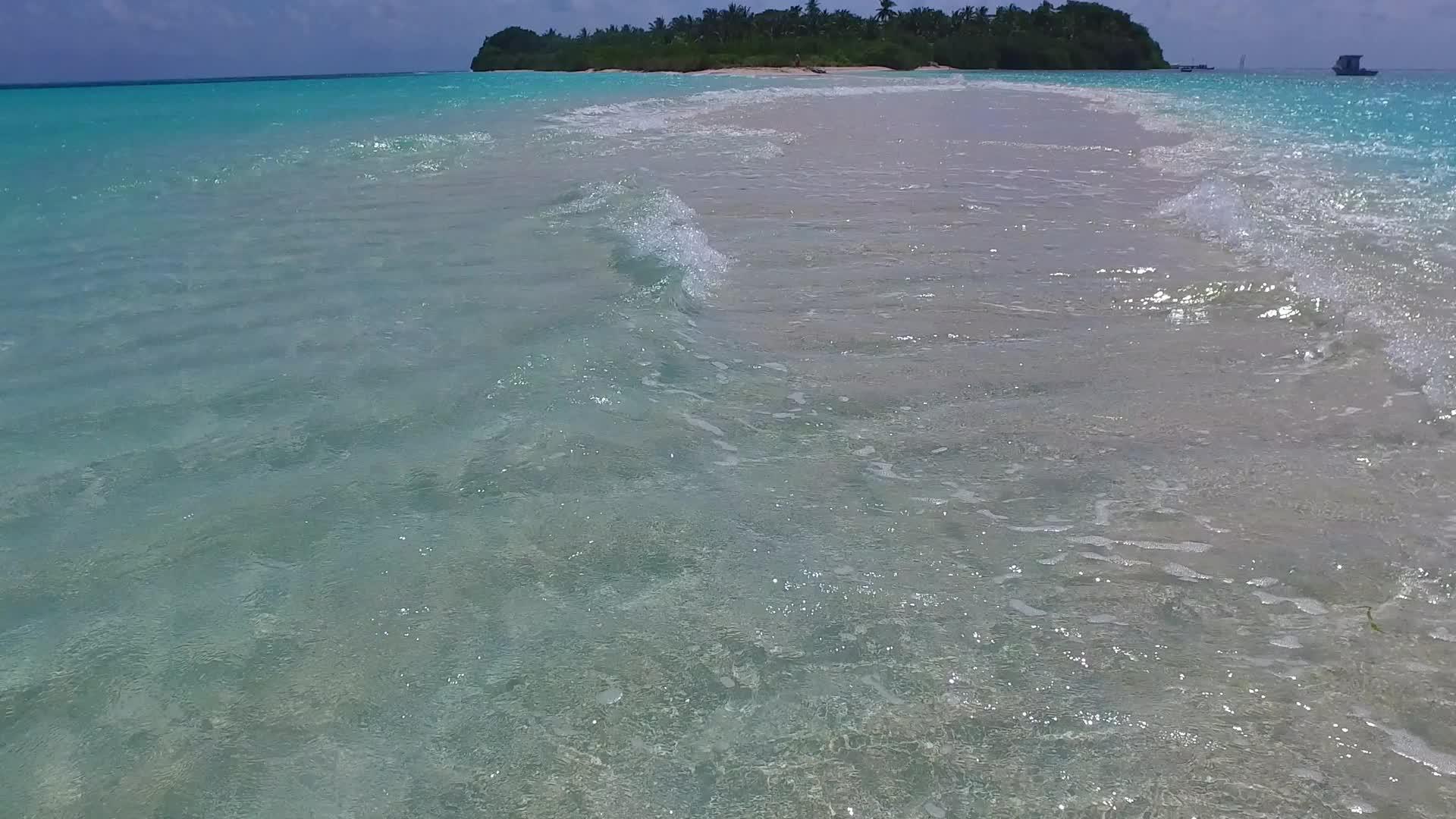 蓝绿色的水和白色背景附近的珊瑚礁安静的海滩野生生物在白天视频的预览图