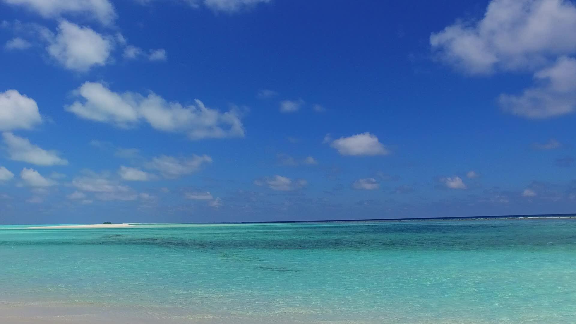 利用透明的环礁湖和日落前的白色沙滩背景完美复制视频的预览图
