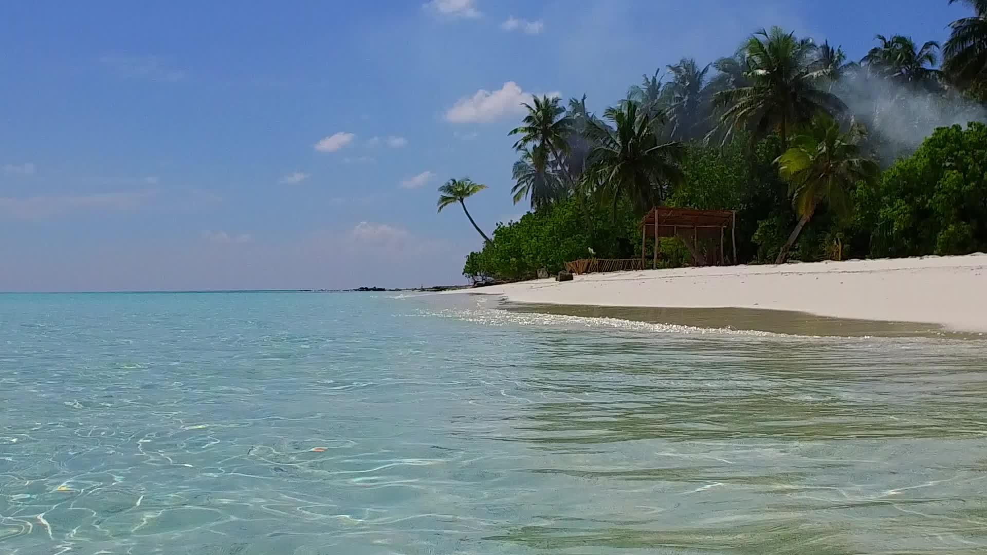 蓝海热带海湾海滩假日的夏季风景和阳光下浅沙背景的亮沙视频的预览图