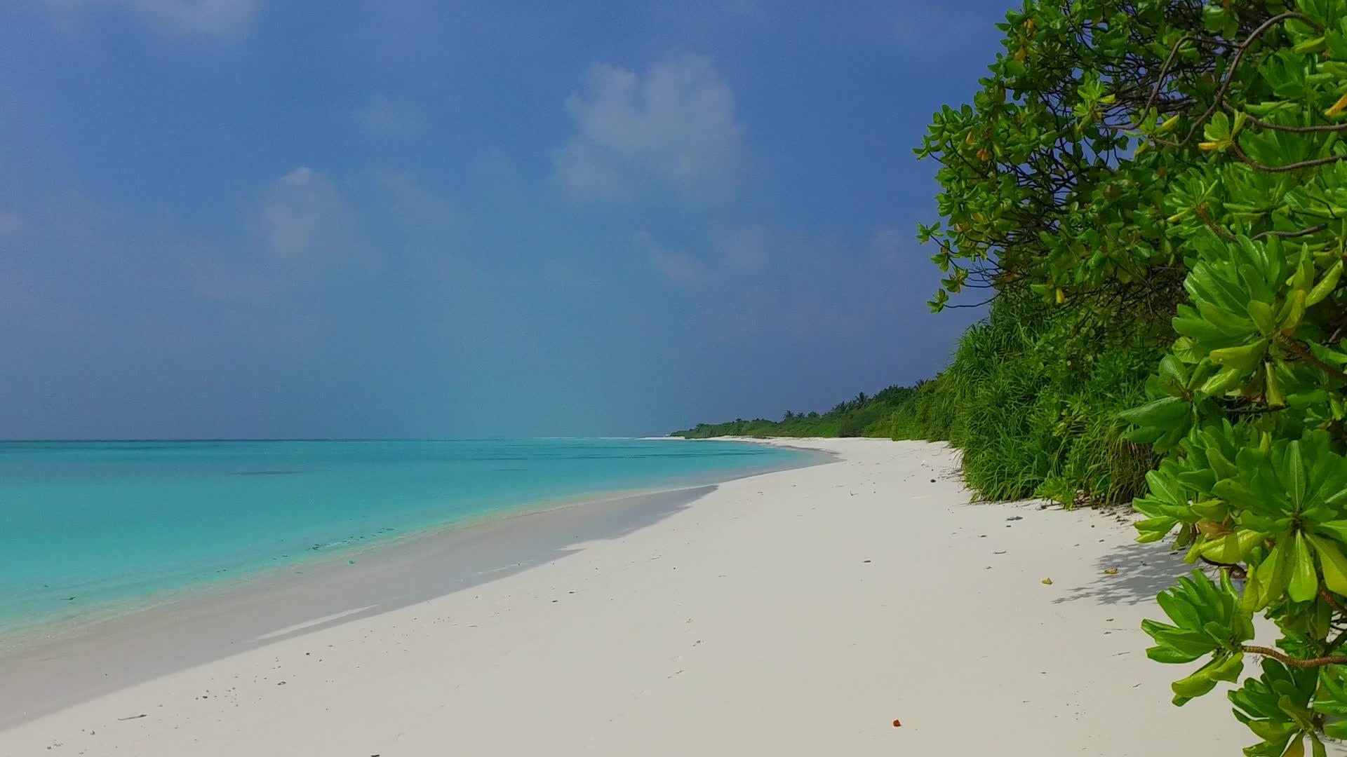 绿松石泻湖和沙洲附近白沙背景的海洋旅游海滩度假阳光视频的预览图