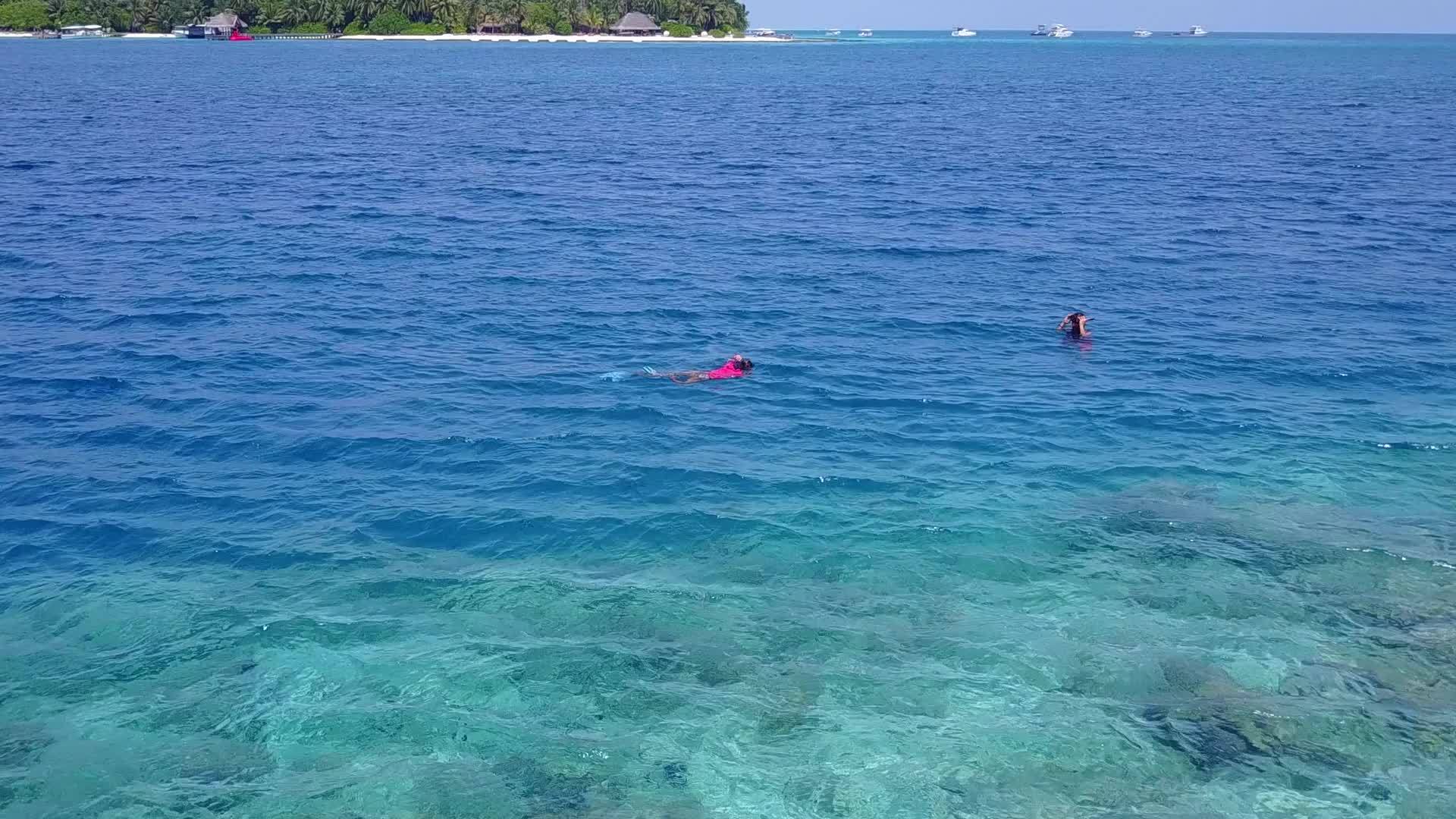 水蓝环礁湖和接近冲浪的白色海滩的背景是海滨景观视频的预览图
