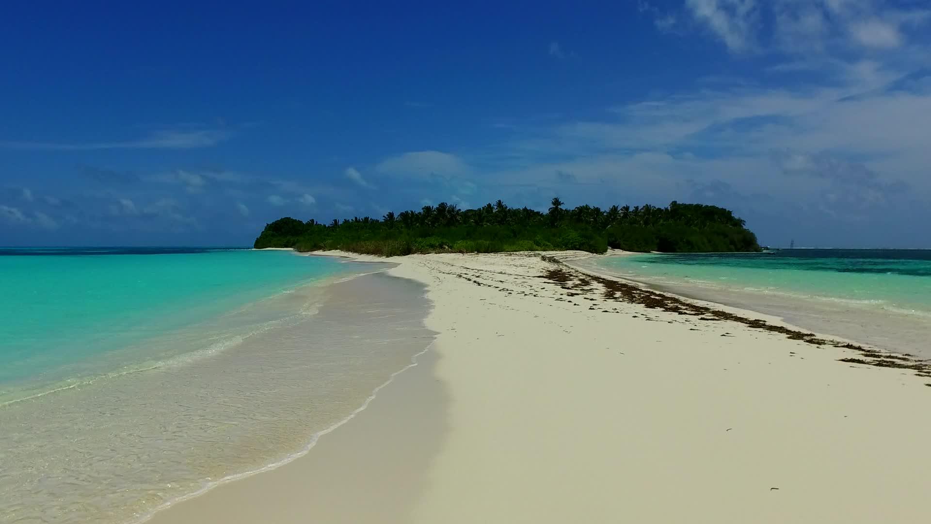 日出后蓝色环礁和白色沙沙背景的宁静度假胜地视频的预览图