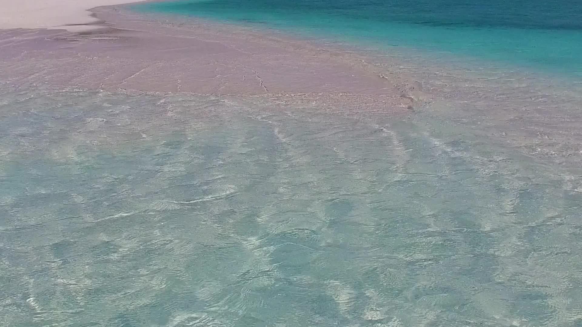 海浪附近有白色沙底背景的白色环礁海岸光环礁湖完美视频的预览图