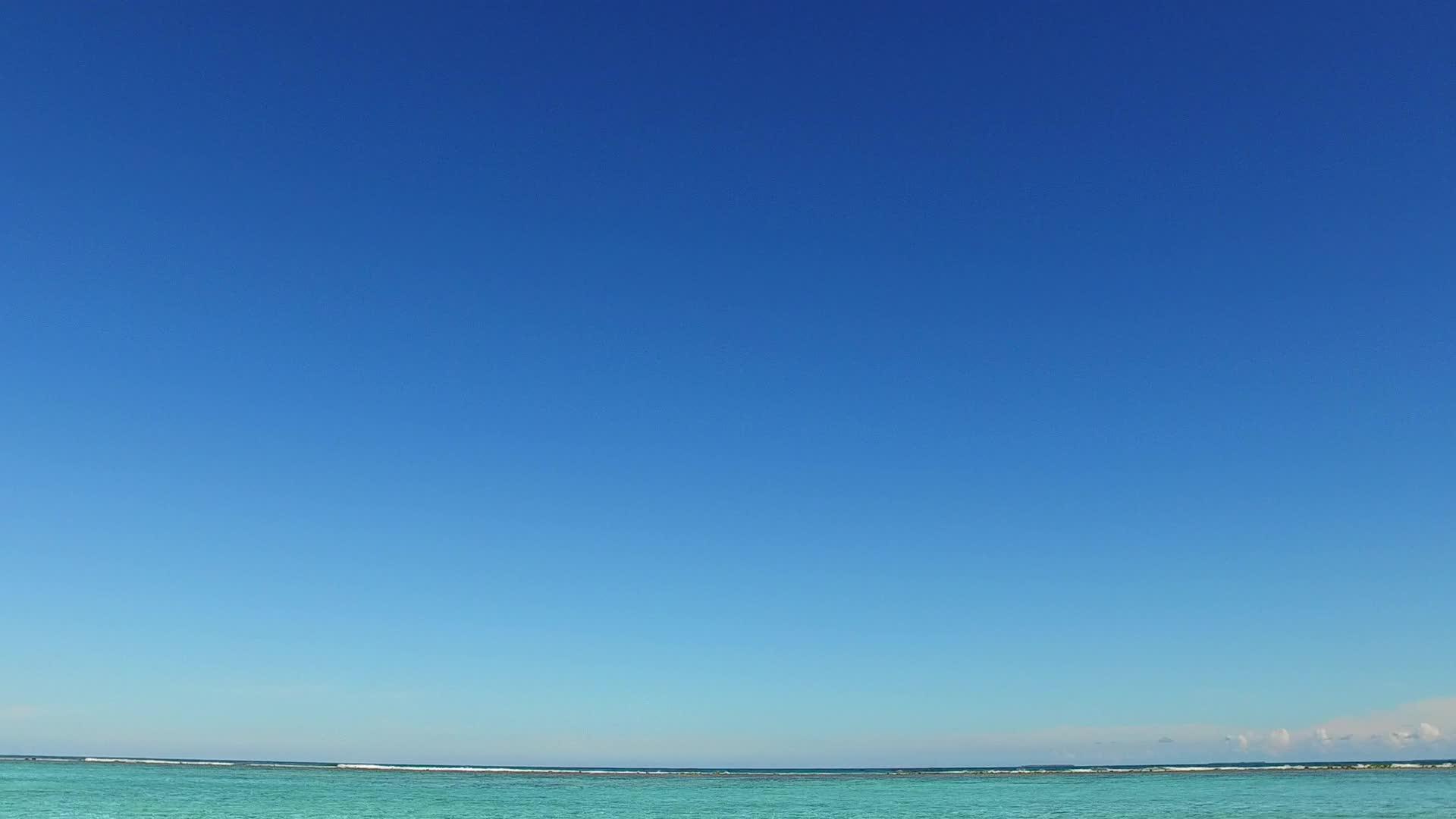 轻松的海湾海滩背景是浅环礁湖和接近海浪的白色海滩视频的预览图