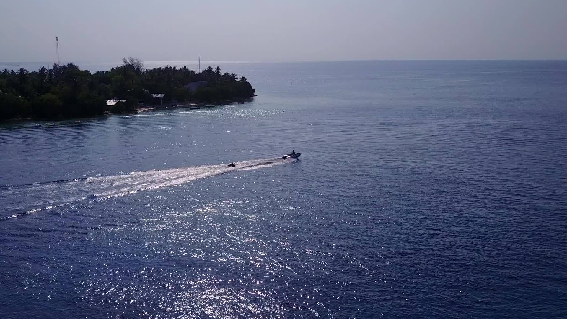 蓝色的海洋和冲浪附近的浅沙背景阳光明媚的环礁湖海滩探险视频的预览图
