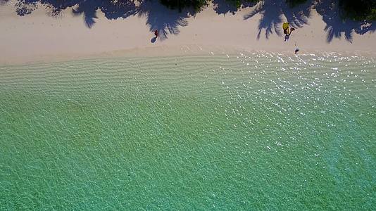 完美的夏季海岸海滩旅行在蓝色的海洋和阳光下有白色的沙子背景视频的预览图