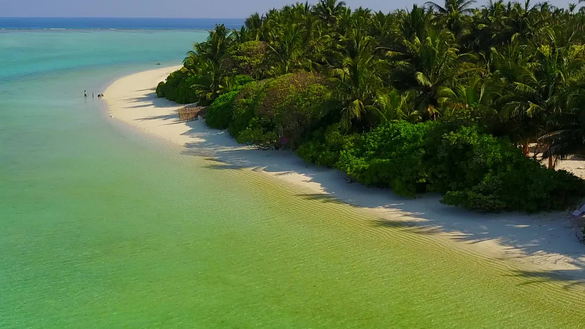 通过透明的水和靠近度假胜地的白沙背景环礁湖海滩将是安静的视频的预览图