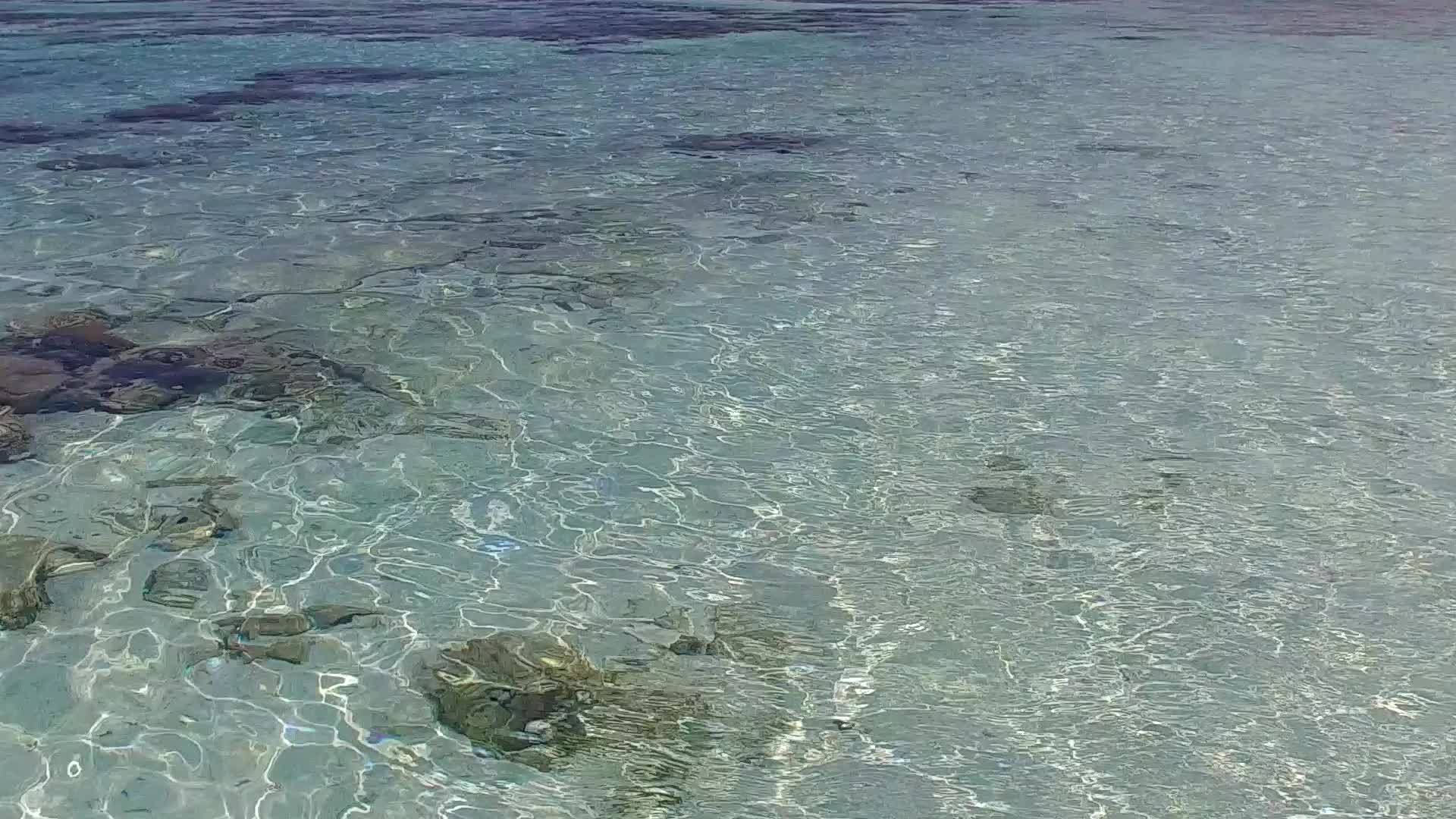 在沙巴附近的清水和白色海滩的背景下伊德利克湾阳光明媚视频的预览图